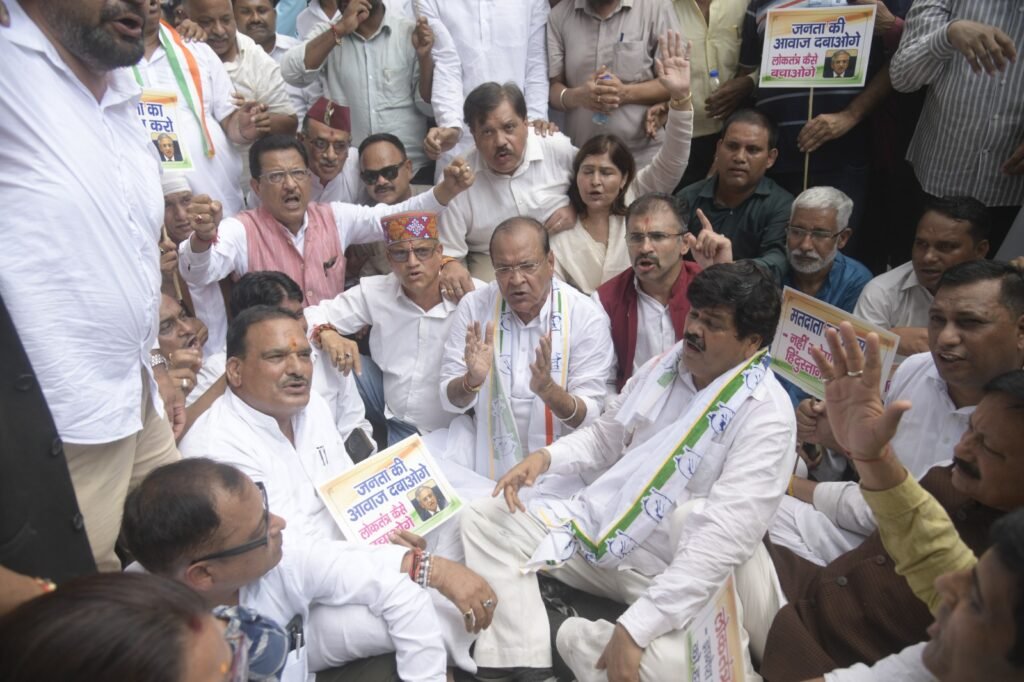प्रदेश कांग्रेस अध्यक्ष गणेश गोदियाल के नेतृत्व में निर्वाचन कार्यालय का घेराव, मुख्य निर्वाचन आयुक्त ज्ञानेश कुमार का पुतला दहन