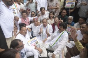प्रदेश कांग्रेस अध्यक्ष गणेश गोदियाल के नेतृत्व में निर्वाचन कार्यालय का घेराव, मुख्य निर्वाचन आयुक्त ज्ञानेश कुमार का पुतला दहन