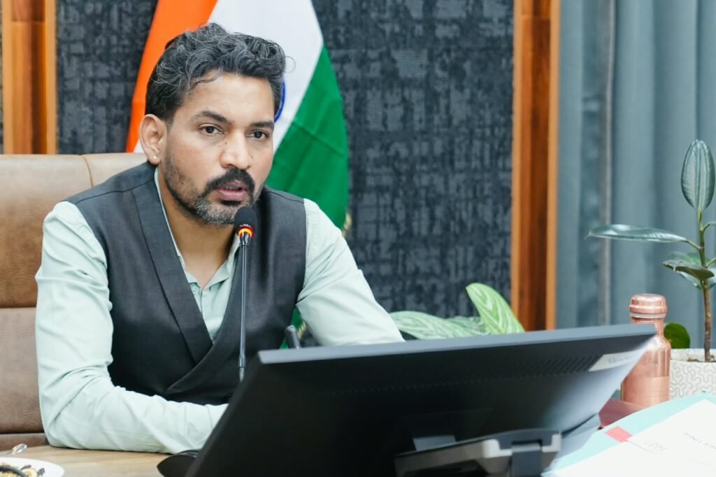 जिलाधिकारी डॉ0 आशीष चौहान ने मसूरी में रेस ड्राइविंग पर प्रभावी कार्रवाई के दिए निर्देश
