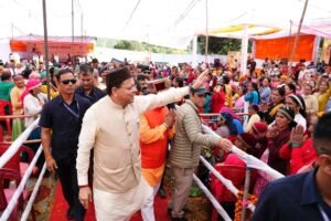 मुख्यमंत्री धामी ने कहा कि राज्य सरकार का उद्देश्य केवल योजनाएं बनाना नहीं, बल्कि उनका लाभ समाज के अंतिम छोर पर खड़े व्यक्ति तक पहुंचाना है