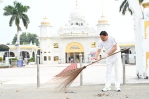 सेवा संकल्प अभियान’ के तहत नानकमत्ता पहुंचे मुख्यमंत्री धामी, स्वच्छता अभियान में किया श्रमदान