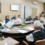 जिलाधिकारी डॉ. आशीष चौहान ने बताया, प्रेक्षक की उपस्थिति में सॉफ्टवेयर के माध्यम से ईवीएम का पुनः रेंडमाइजेशन किया जाएगा