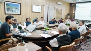 जिलाधिकारी डॉ. आशीष चौहान ने बताया, प्रेक्षक की उपस्थिति में सॉफ्टवेयर के माध्यम से ईवीएम का पुनः रेंडमाइजेशन किया जाएगा